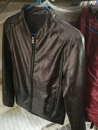 买回来就迫不及待的试穿了一下，穿着非常好看，很有型，喜欢。衣服的做工也好，里面加绒的保暖。客服的服务态度也好，推荐的尺码刚刚好，价格也不贵，很满意，总之，非常好的一件衣服了，有需要下次还会再买。