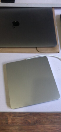 样子小巧，很轻便，携带无负担，跟我的笔记本特别配