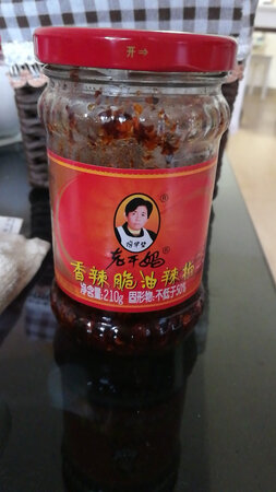 最喜欢这款油辣子，搭配馒头、炒饭都超好吃，不喜欢花生，所以买了小瓶装的，回购十几瓶了，比超市便宜，这瓶已经快见底了，准备继续囤货。京东发货快，物流快，每天攒攒京豆和红包，基本不要钱，~已经被我放弃了，以后只在京东买～