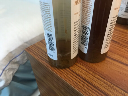 很奇怪的是没有说明书，自己去香港专柜买都有配，还有就是颜色不一样，花瓣也不一样，感觉怪怪的，跟我在专柜买的不太一样……