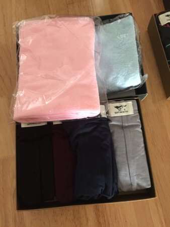 没有赠送袜子，有小毛巾，可以用来做抹布