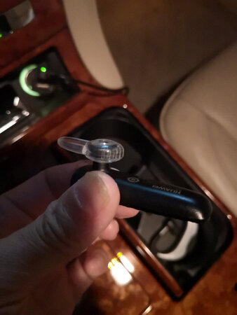 之前买过一款杂牌蓝牙耳机，各种掉啊，怎么开车啊，打着方向盘，讲着话，手就得去扶耳机，不小心碰还关机了。真闹心啊。这次听说华为这款手机，设计和苹果类似，方便放入耳内。买来一试。用了半个月了，的确相当好，转身看不同方向，以及不小心的动作碰到，也不会断线或者掉落的情况。话质清晰，之前的耳朵有室内感，听到比较遥远。这款和接电话的音质类似。非常不错的购物体验。