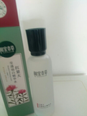 商品收到，淡淡的清香，精华液挺好用的可以提亮肤色