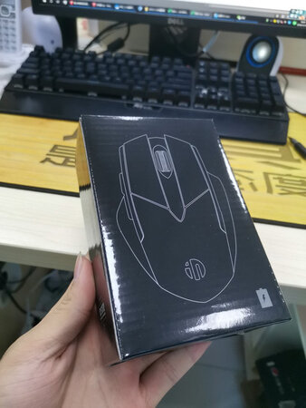 有点小。。可能我的手有点大。新鼠标，握感还不是很适应。无线头插上就可以用了。还行，少点儿线，太乱了要不然。