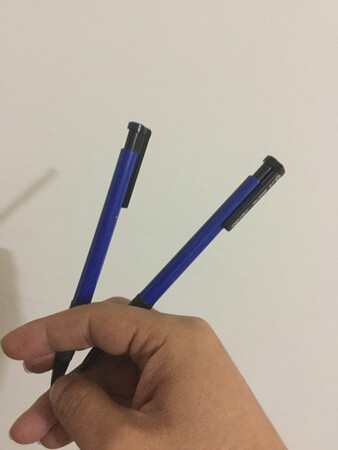 真差劲，关键时刻写不出字，买了一盒原珠笔刚开始用就有两根沒写多少字就写不出来了，客服是机器人应答，完全不理你，差差差！