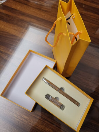 用来作协会的纪念品，一次性订了80套，定制了刻字，字体很清晰，边缘锋利，制作很精美，物流也很给力，分8单下单。跟店家协商一起发货，店家也很配合，三天就收到货。亮黄色的礼盒和礼袋包装很高端大气上档次，金色的钢笔和U盘质感也很好，不仅有纪念意义，实用性也很强。非常满意，下次有需要会再回购的！