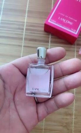 味道刚刚好，因为是淡香的 持久还可以， 我会喷在衣柜里面 等穿衣服的时候也是刚刚好，不浓也不淡。 还有就是 我真的是兰蔻粉