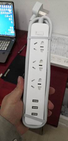 特意用了三天来评价：1，整体使用感觉很棒，指示灯的设计，长度的合适（1.5米）， USB插孔的快速充电，我三星s7充电和原装是一样快。2，插板长度，整体线路较短，但我对于长度没要求，这里提示那些有要求的小伙伴，需要注意测量了，插板本身的长度如图所示，还是很长的。3，京东送货还是一如既往的快，包装很漂亮。很简洁，是我喜欢的风格。如图。