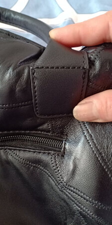 这款包不好,才背了几天袋子上的皮破掉了?
