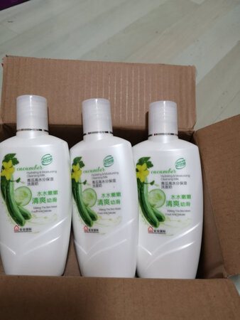 前面买的一瓶用完了，刚好碰到双11做活动，洗脸用这款洗面奶不紧绷，适合我这个皮肤，比较满意