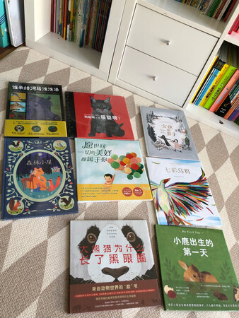 书的封面感觉特别好，像是布做的一样。很喜欢。