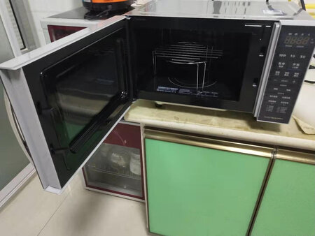 在双11佳节来临之际，给家里买了一台微波炉。之前也看了好多品牌的微波炉，家里很多家电都是美的的，看了觉得还不错，10号加入购物车，到11号又降价了，物有所值。有了它，以后加热食物，还有烤箱功能，可以做一些其他得了。