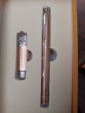 用来作协会的纪念品，一次性订了80套，定制了刻字，字体很清晰，边缘锋利，制作很精美，物流也很给力，分8单下单。跟店家协商一起发货，店家也很配合，三天就收到货。亮黄色的礼盒和礼袋包装很高端大气上档次，金色的钢笔和U盘质感也很好，不仅有纪念意义，实用性也很强。非常满意，下次有需要会再回购的！
