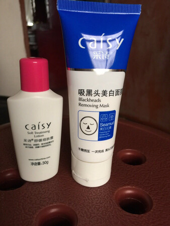 面膜手感粘粘的，用了之后揭了下来啥都没吸附下来，脸还感觉很干，细肤露抹上去感觉粘粘的，用了之后第二天就会长痘，以后不会买了