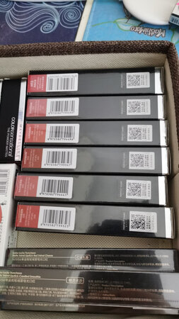 买了好多，都喜欢，可是嘴只有一张，来不及涂呀。