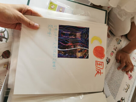 收到以后小盆友就迫不及待的开始制作，要自己动手记录自己的成长脚步，记录看到的祖国大好河山