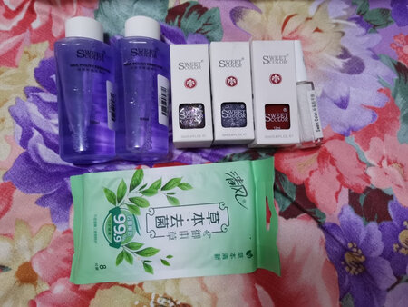 持久时间：做好底油封层，持久度还不错哒
产品光泽：挺好
干燥速度：需要多烤一会儿，带亮片的甲油胶都不太不容易干
上手效果：很漂亮
产品气味：还行
其他特色：这个牌子的美甲产品很不错