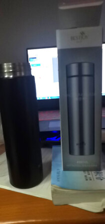 到货后打开包裹，简简单单一个杯子，简约。使用了几天，没有异味，很干净，保温效果好，装满热水放一天到晚上水还是温的，很不错。值得购买。