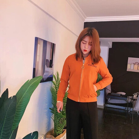 本来下单买豆绿色的，但是男朋友说试试焦糖色，就叫卖家帮我更换了这个颜色，确实不错，男朋友的眼光不错。相信他是对的。男朋友摸了这衣服，说这个质量这个价格超值。