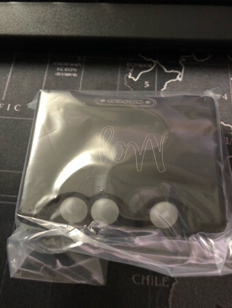 做工质感：做工极好
音质音效：暖暖的，解析不错
操作难易：方便
外形外观：挺萌的