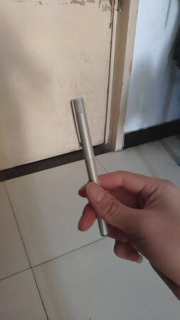1、非常喜欢，买之前看评论写下水不顺什么的，一开始还有点担心，收到以后都试了一下，没有那种情况，而且是我买过的中最好用的直液走珠笔，在活动中买的，还送了笔筒，一直划一块多，真的超划算，以后就认定你家了，比心。
2、快递很快，然后这个价格的话，那应该还算是比较划算的，如果去实体店买的话，应该是一块钱一只吧，这个笔还应该是正品，书写比较流畅，收到货以后还能包装好，一盒笔盒子没有什么破损或者是折痕的物流方面还给力比较快，也没有破损的。
3、这水性笔起来很流畅，应该是正品，手感的很好。书写的时候只有那种好一点的笔，你才能够感觉到他在书写的同时的那种流畅性，我在握在手上也很舒服，写字写出来的颜色也很漂亮，是黑色的，总之，我觉得这个还是很划算的，还可以。推荐买。