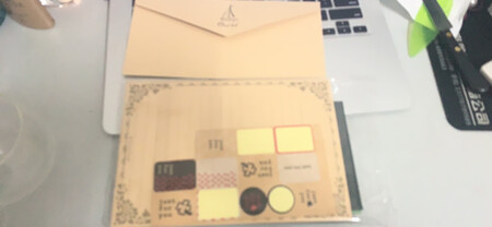 1.信封:很有质感的哦，质量很好。颜色也有很多种，能满足不同需求。
2.封口贴：很可爱，nice～跟信封信纸风格比较搭配。
3.信纸：唯一有点遗憾的就是信纸有点小，比较喜欢大张大张的纸，折起图形来也比较方便
