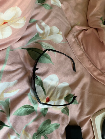 眼镜颜值很高，做工精细美观，带上去很满意，设计简约漂亮，而且眼镜很宽，镜片大，适应面广，带上去很舒服，没有压迫感，镜片清晰，舒适自然，包装大气。试戴效果总体很好，而且京东物流发货及时，昨天买的，今天就到了，派送高效。