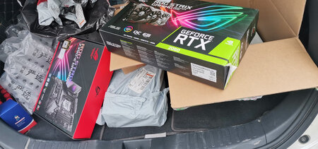 操作系统	Windows 10 专业版 64位
处理器	英特尔 Core i7-9700K
主板	华硕 ROG STRIX Z390-E 
内存	32 GB ( 芝奇 DDR4 3200MHz )
主硬盘	 XPG GAMMIX S11 Pro ( 512 GB / 固态）
显卡	Nvidia GeForce RTX 2060 ( 6 GB / 华硕 )
显示器	冠捷 AOC U2790PC
1.联力双子座幻彩机箱，实现主板，显卡，内存，风扇神光同步，直接华硕最新控制软件全部支持，彩虹效果内存和显卡支持都不好，其余的没问题。。
2.酷冷风扇除了支持5V神光，还支持pwm静音温，设计风道正常模式下非全速运行静音效果好。
3.双十一下单购买，异地第但包装简陋，且收到货物之后显卡自身外包破损，第一时间跟客服反应过。
4. 竖置显卡测试有蓝屏，蓝屏频率有点高，直接插在主板也有蓝屏，拆除显卡用集显一切正常，不知道是不是体质问题还是运输暴力，故障还在排除中。
5.还有少量配件没到等全，时间有点赶为了信仰赠品评价，性能评测都还没有测试，后起再细说追评。