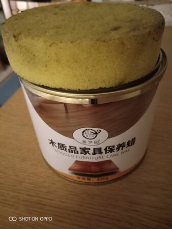 木家居打完蜡颜色更好看了，摸起来很舒服。蜡味打完蜡手上都是，但是拿纸一擦就没有啦是环保的。产品好。