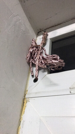 很结实的绳子正好用来挂衣服