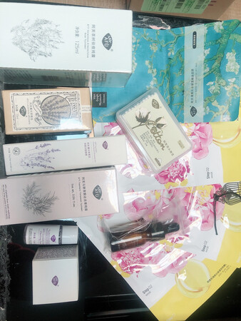 浓浓的薰衣草味道，试用了一下，还可以吧，坚持用看效果，好用会回购的，双十一买优惠很多，赠品也一堆，喜欢