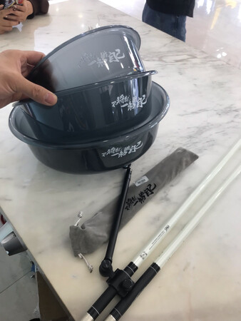 做工精致细节完美设计风格简约，非常喜欢，三种变换适合不同场景，够硬够轻！