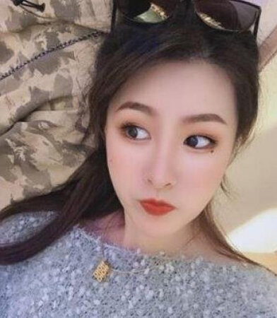 精华擦脸上很清爽，肌肤状态确实变轻盈了，精华比较多，吸收效果好，用过以后水水嫩嫩的摸上去很舒服，很清爽很补水涂上后很温和，真的很滋润，闻起来香香的，效果还是蛮好的，涂上脸很清爽的。