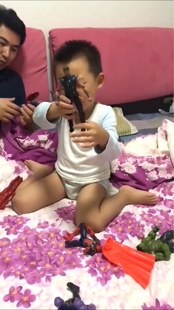 宝贝喜欢的漫威系列的角色，喜欢看复仇者联盟。我到三十岁才认识的角色 他在三岁就已经熟悉并且痴迷了，最最喜欢绿巨人，挑了几家 觉得这家最合适，人物组合也刚好是他喜欢的几个，做工也ok 摸起来有质感，人物们的关节比较灵活。