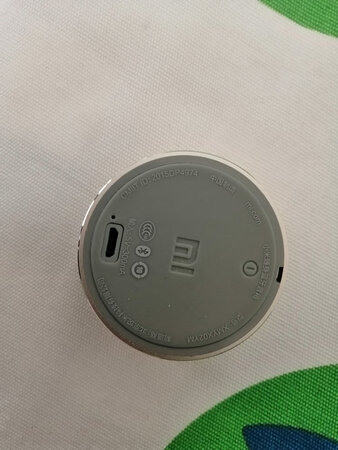 小小的音箱，比一元钱硬币大一点，小巧玲珑的感觉，做工和质感都不错，携带方便，音质很棒，很稳定，当天下单当天到货，送货神速，给京东小哥点赞。