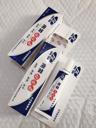 东西棒棒哒，抹上去凉凉的感觉很清爽。而且不油腻也不紧绷很水润，痘印正在慢慢淡化，痘痘也比之前更少了。用着还很清润，一股淡淡清香很舒服，整体来说还是挺不错的修复也不错，痘印看起来淡了许多，再用断时间估计可以去掉了，后用手搓搓摸摸，不起泥不掉渣不油腻不沾手，脸上没有残留感，也不会有香味残留在脸上，感觉脸都水水嫩嫩的，特别好用喔，偶尔长个痘，第二次回购了备着比较安心，治疗痘痘还是有用的，虽然量少但是价格能接受，味道让我很安心啊