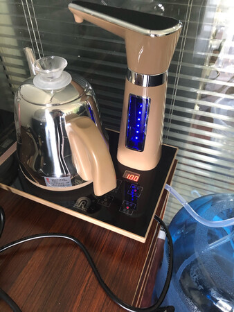 容量大小：轻便小巧外观材质：不锈钢烧水速度：快尽管有一点小，但上水非常方便，*元解决大问题，很超值！