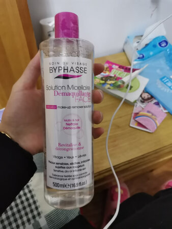 真的超级大一瓶，三件五折买的，算下来这么大一瓶大概三十几块钱吧，真的超级便宜，之前出去玩的时候买的是小瓶的，用了感觉还可以，就是小瓶的太少了，而且算起来不划算，还味道也挺好闻，这次就买的大瓶的，真的可以用好久，值得推荐，