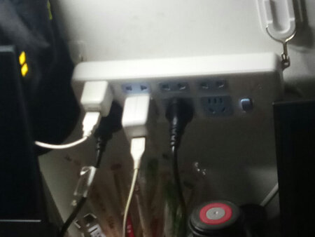 安全性能：有防触电挡板，插头连接还很牢固。
外形外观：有些粗糙，较软。