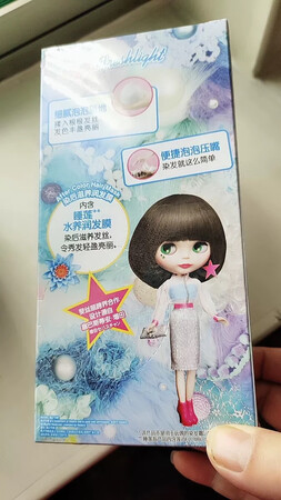 第二次买这个泡泡染发剂了，自从用了这个就没有去理发店染头发了，给我省了不少钱，店里最低三四百块钱，这个不仅价格实惠，而且很容易操作，每次都让我朋友帮我染的，二三十分钟就上色了，而且也不容易掉色，我感觉还挺不错的，方便实惠