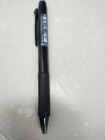 做工质感：做工完美，手拿上去感觉很好。
颜值包装：包装严实送过来很完美没有损伤
顺滑程度：写上去顺滑不会断墨。用上入很好
手感：手拿上去感觉的很好不会有不舒服的感觉的。
字迹粗细：写字清晰不会模糊。粗细合适。
其他特色：可以擦去写错的很方便实用。用起来很好的。工作上很省力省心省时省事