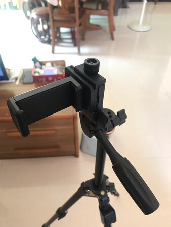 外形外观：黑色的，看起来质量很高档，而且手感很好
防抖效果：脚很稳，所以防抖效果比较好
兼容性能：手机可以瞬间联上附带的蓝牙按键可以远程操作
灵敏度：很好哦
操作难易：很好操作，不需要看说明书都能很快滴装好和操作使用，很不错