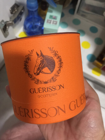 第一次在京东上面买化妆品，看到邮寄过来的地址是从香港过来的，至于是不是正品无从考证，毕竟之前用的是不是正品都确定不了，但是胜在价格便宜，100多两瓶，可以使用很长时间，用过以后好的话会追评