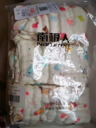 南极人的六层纱方巾比较蓬松，从厚度上来看，如图所示，比其他品牌五层纱厚很多，蓬松很多。方巾颜色鲜亮，水洗不掉色，大小都是标准尺寸。柔软度可以，湿水后依然松软，适合给宝宝擦脸擦屁屁使用。价格合适的话，这款方巾值得推荐