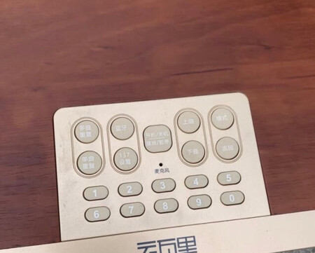 国学机，是打算买亲戚孩子的礼物，比较了很多种类的儿童玩具，最终在朋友推荐下决定选择国学机，价格适中，关键是可以陪伴孩子很久，从婴幼儿启蒙教育到小学的中国传统文化，小学语文课本之外的阅读等等，感觉比较实在的礼物。京东下单、刚好有活动，省了点，就是物流是第三方慢了点。要是第二天能到就完美了。东西收到了，给好评吧，外观要是能不那么死板，时尚温馨点就好了。