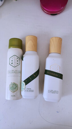 第一次在京东上买护肤品 用着也不油还有淡淡的花草茶味
