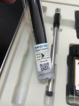 颜值包装：1.包装精美：外面套一个纸盒，里面是一个银色马口铁铁盒。感觉一下子就高大上了。2.物超所值：几十块钱的钢笔，居然是两用的，一个上钢笔头，可以上墨水使用。一个是签字笔笔头，携带方便。而且还附带赠送一小瓶墨水，感觉十分贴心。顺滑程度：做工精美，书写顺滑，刚好拿来写学习笔记。其他特色：英雄钢笔，民族品牌，老字号，在&的大背景下，民族品牌当自强。每一消费者能做的就是更多的支持民族品牌！中国加油，祖国万岁！