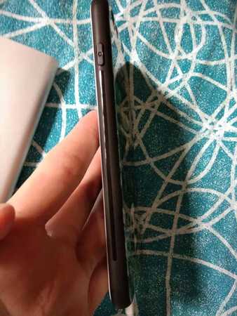 做工质感：做工精致，没有瑕疵。质感是真的不错，看起来就相当帅气。
触摸手感：玻璃手感的后壳，摸起来很舒服，不怕拿着会掉，因为手只要有一点点小汗，这个玻璃后壳立马就变得不滑了。
颜色外观：这个外观设计又精致又好看，色彩丰富又不浮夸。
防摔性：没检测过，毕竟摔一下就坏了的话可能就得差评了~
适配性：完美贴合手机，用了许久也不会松动，质量应该是非常好的了。