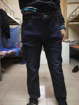 上身效果很合身，尺码刚刚好，一年四季都可以穿，厚度中等，面料摸起来也特别舒服，不会很硬，也不会软趴趴的，感觉穿起来就很舒服，也很好看，颜色是我喜欢的，自己穿也可以，送人当礼物也可以，非常棒！