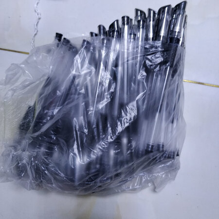 这个价格买到这么多笔，实在是太划算了！！就是快递稍微慢了那么一点点，不过双11可以理解。包裹一拿到手就打开看了，100支笔一支不少，随手用了几个， 写字的时候也非常流畅，黑色红色蓝色都很好用，必须好评！